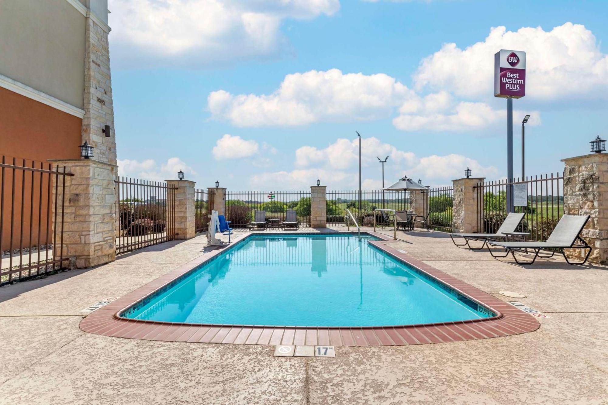 Best Western Plus Longhorn Inn & Suites Luling Экстерьер фото
