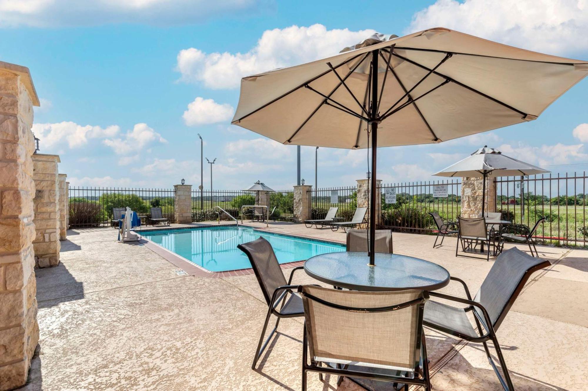 Best Western Plus Longhorn Inn & Suites Luling Экстерьер фото